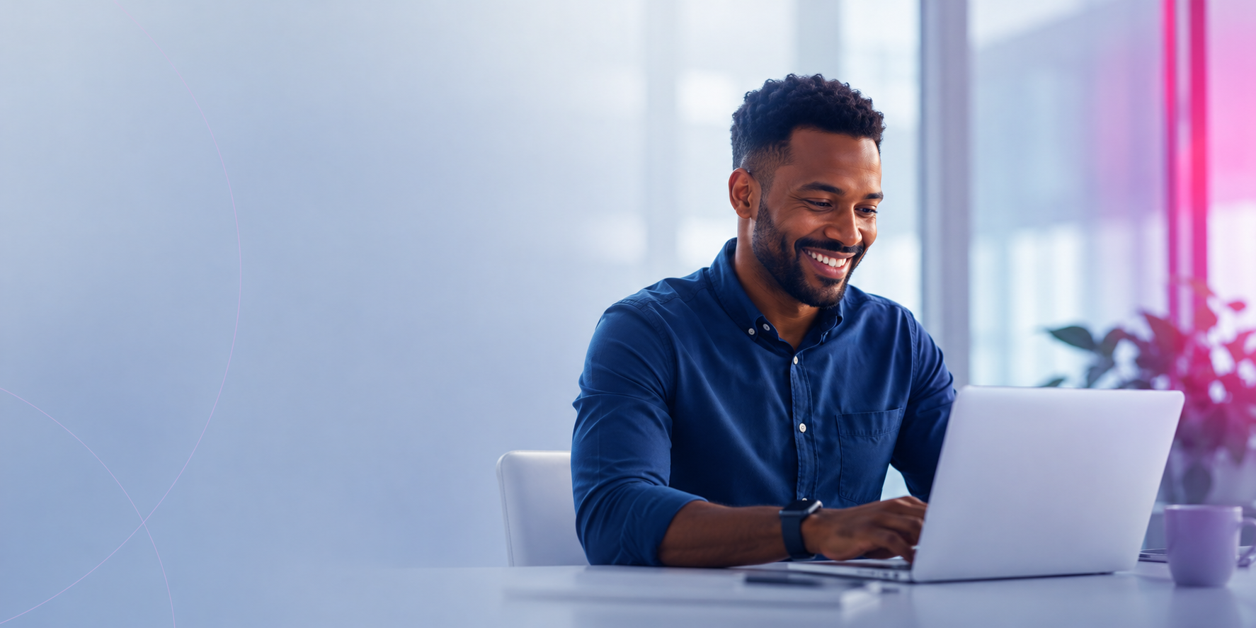 Profissional utilizando soluções empresariais no laptop
